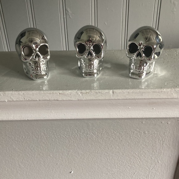 NWT Set of 3 Ceramic- Silver Pearl Finish Halloween Skull 💀 Decorations - Picture 14 of 17